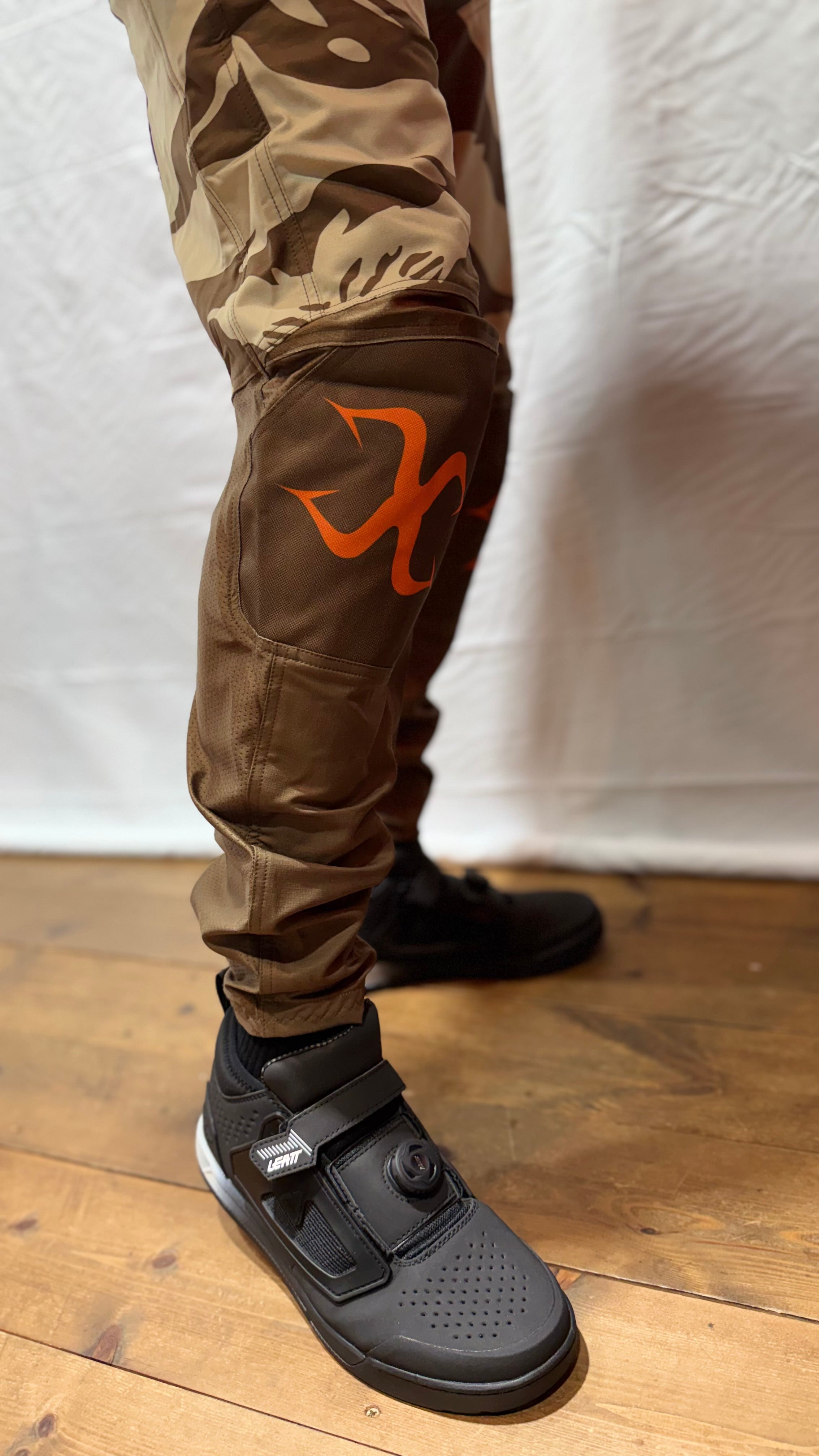 EXTREME CULTURE - Race Trousers (SAND CAMO)